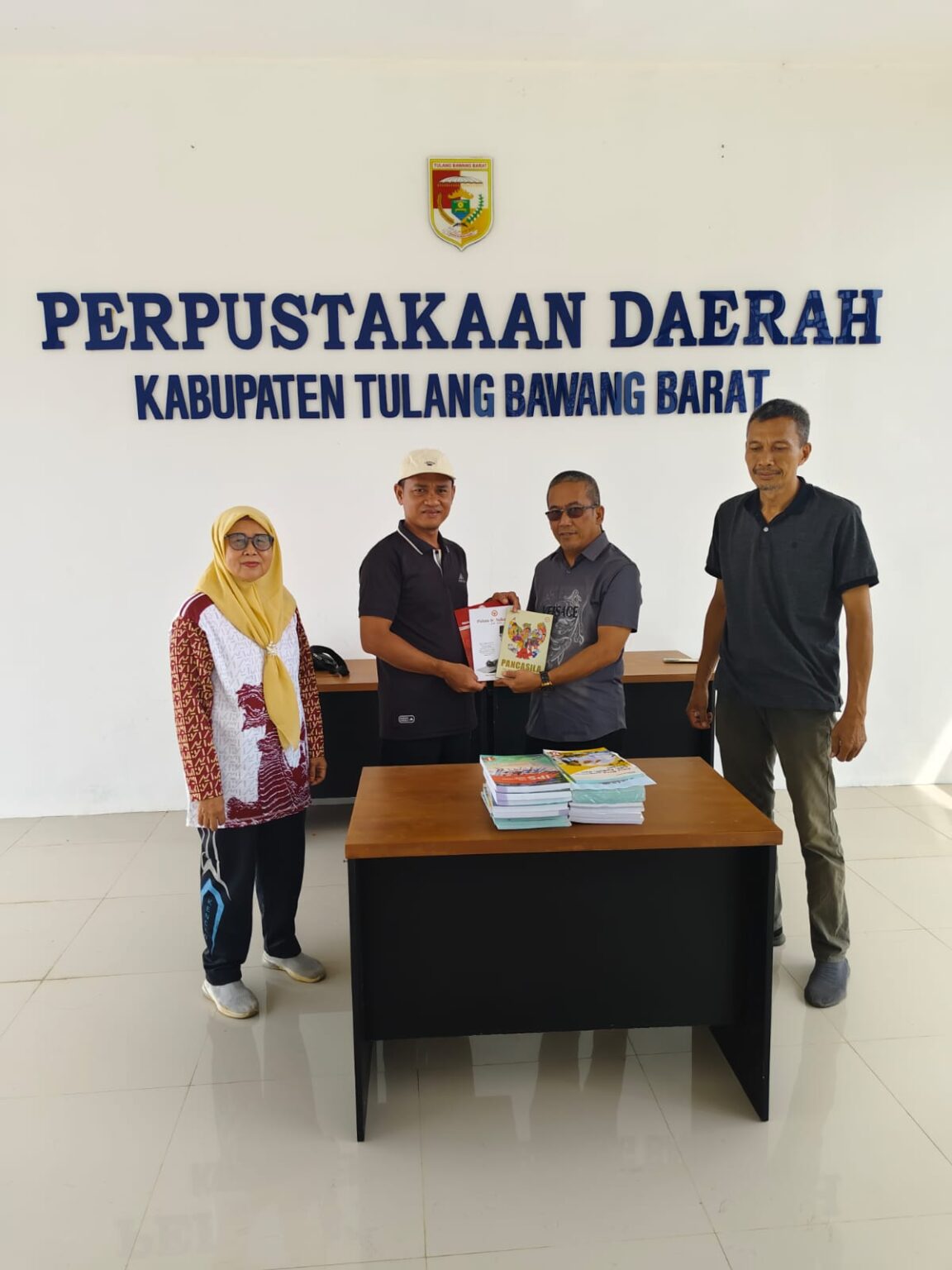 Legislator Tubaba Sodri Helmi Serahkan Buku Kebangsaan ke Perpustakaan Daerah, Perkuat Literasi Generasi Muda