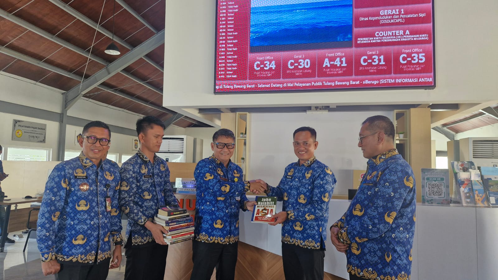 DPMPTSP Tubaba Hibahkan Buku ke Perpustakaan Daerah, Dorong Penguatan Literasi Siswa dan Masyarakat