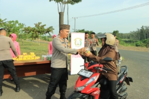 Kapolres Tubaba Turun Langsung Bagikan Takjil, Perkuat Pendekatan Humanis Polri di Bulan Ramadhan