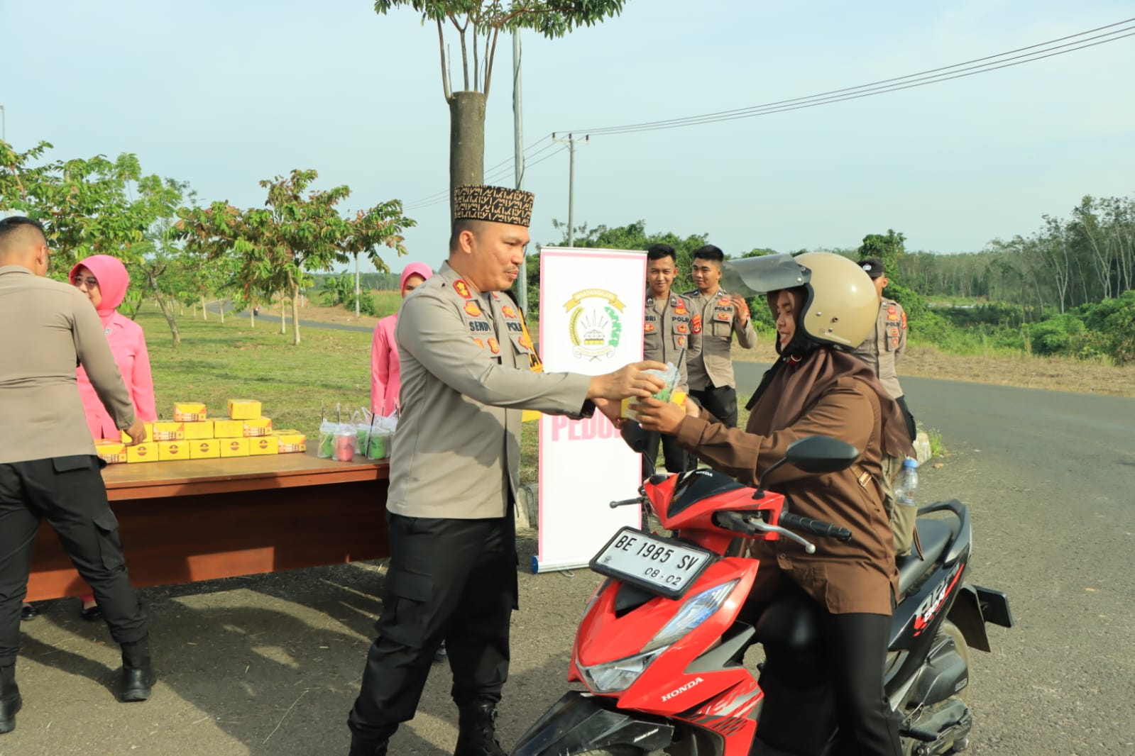 Kapolres Tubaba Turun Langsung Bagikan Takjil, Perkuat Pendekatan Humanis Polri di Bulan Ramadhan