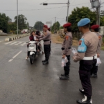 Sat Reskrim Polres Tubaba Bagikan 100 Paket Takjil untuk Pengguna Jalan di Panaragan Jaya