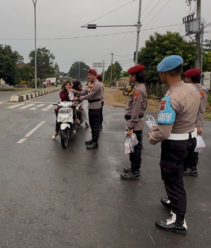 Sat Reskrim Polres Tubaba Bagikan 100 Paket Takjil untuk Pengguna Jalan di Panaragan Jaya