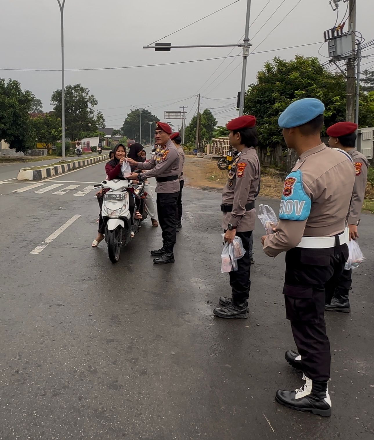 Sat Reskrim Polres Tubaba Bagikan 100 Paket Takjil untuk Pengguna Jalan di Panaragan Jaya