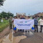 PT SIT Kembali Salurkan Bantuan Material Jalan, Wan Hen Turun Langsung di Lapangan