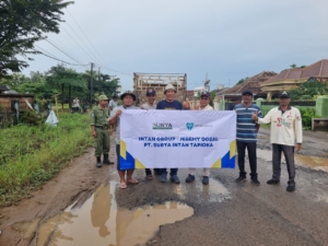 PT SIT Kembali Salurkan Bantuan Material Jalan, Wan Hen Turun Langsung di Lapangan
