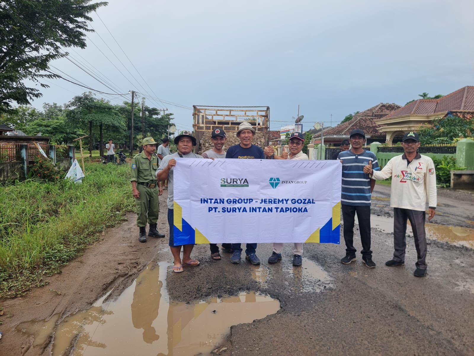 PT SIT Kembali Salurkan Bantuan Material Jalan, Wan Hen Turun Langsung di Lapangan