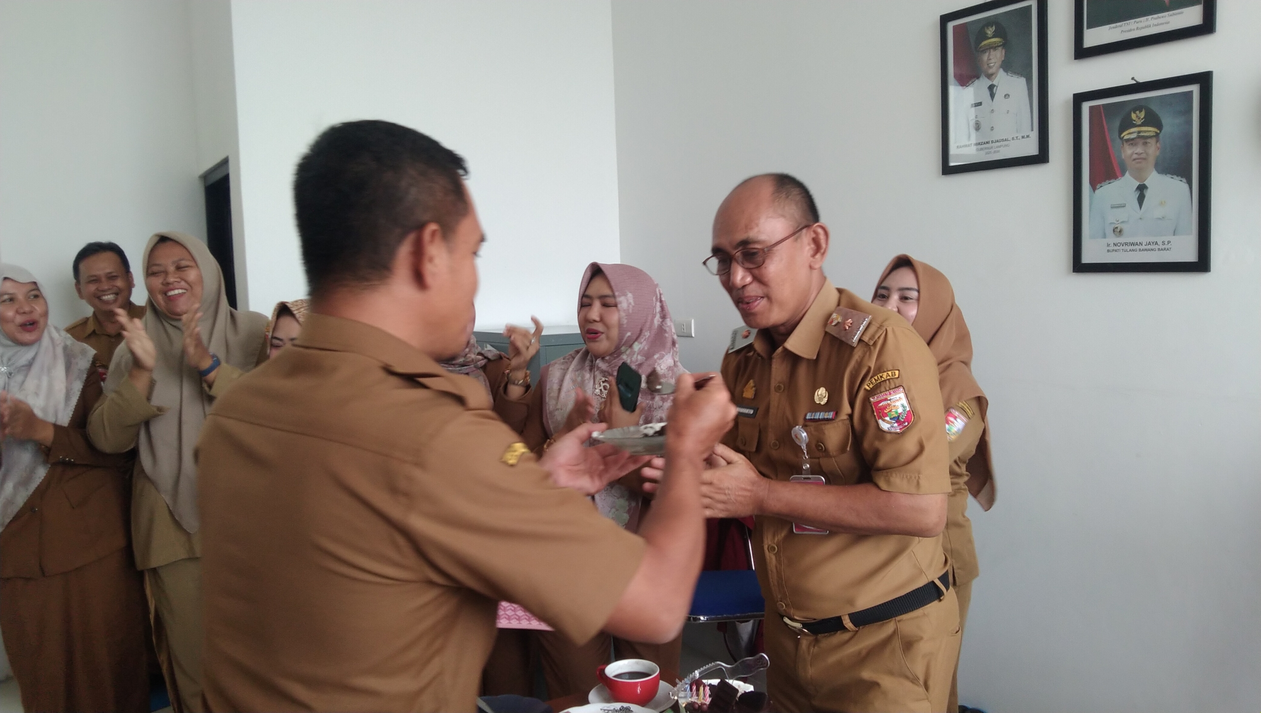 Dari Meja Diskusi Literasi ke Momen Haru, Kadis Perpustakaan Tubaba Diberi Ucapan Ulang Tahun