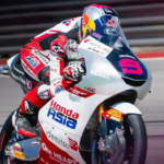 Veda Ega Pratama tampil sensasional dengan finis posisi kedua pada sesi practice Moto3 Hungaria 2026. Performa pembalap Honda Team Asia itu bahkan mendapat sorotan khusus dari media Jerman, Speedweek.
