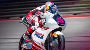 Veda Ega Pratama tampil sensasional dengan finis posisi kedua pada sesi practice Moto3 Hungaria 2026. Performa pembalap Honda Team Asia itu bahkan mendapat sorotan khusus dari media Jerman, Speedweek.
