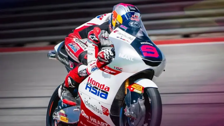 Veda Ega Pratama tampil sensasional dengan finis posisi kedua pada sesi practice Moto3 Hungaria 2026. Performa pembalap Honda Team Asia itu bahkan mendapat sorotan khusus dari media Jerman, Speedweek.