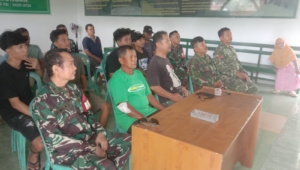 Kebersamaan Terjalin Hangat, Nobar Bola Gembira TNI dan Warga di Tanjung Bintang