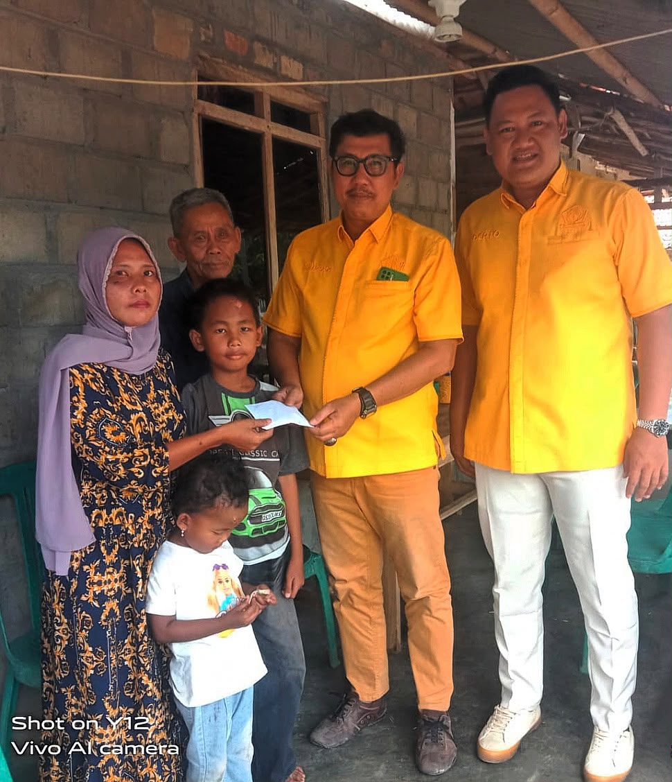 DPD Partai Golkar Tulang Bawang Barat menyalurkan santunan kepada keluarga almarhum Karim, korban kecelakaan lalu lintas, melalui program Peduli Kasih sebagai wujud kepedulian sosial kepada masyarakat.