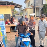 Petugas Satlantas Polres Tubaba, Samsat, dan Jasa Raharja memberikan sosialisasi program keringanan pajak kendaraan kepada pengendara sepeda motor di Kantor Samsat Tulang Bawang Barat.