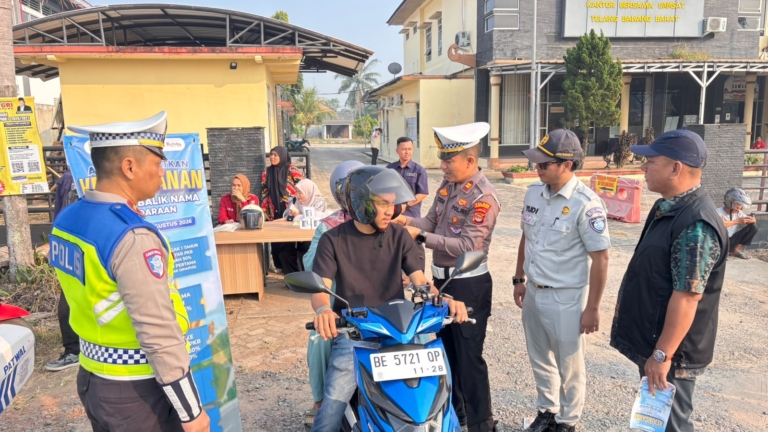 Petugas Satlantas Polres Tubaba, Samsat, dan Jasa Raharja memberikan sosialisasi program keringanan pajak kendaraan kepada pengendara sepeda motor di Kantor Samsat Tulang Bawang Barat.