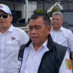 Bustami Zainudin berjalan bersama sejumlah kader PSI dalam sebuah kegiatan di Lampung.