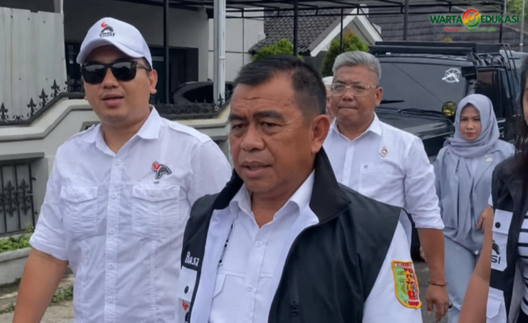 Bustami Zainudin berjalan bersama sejumlah kader PSI dalam sebuah kegiatan di Lampung.