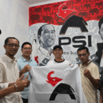 Ketua DPW PSI Lampung menyerahkan mandat pembentukan DPD PSI Tulang Bawang Barat kepada Eko Sunarko di Kantor DPW PSI Lampung.
