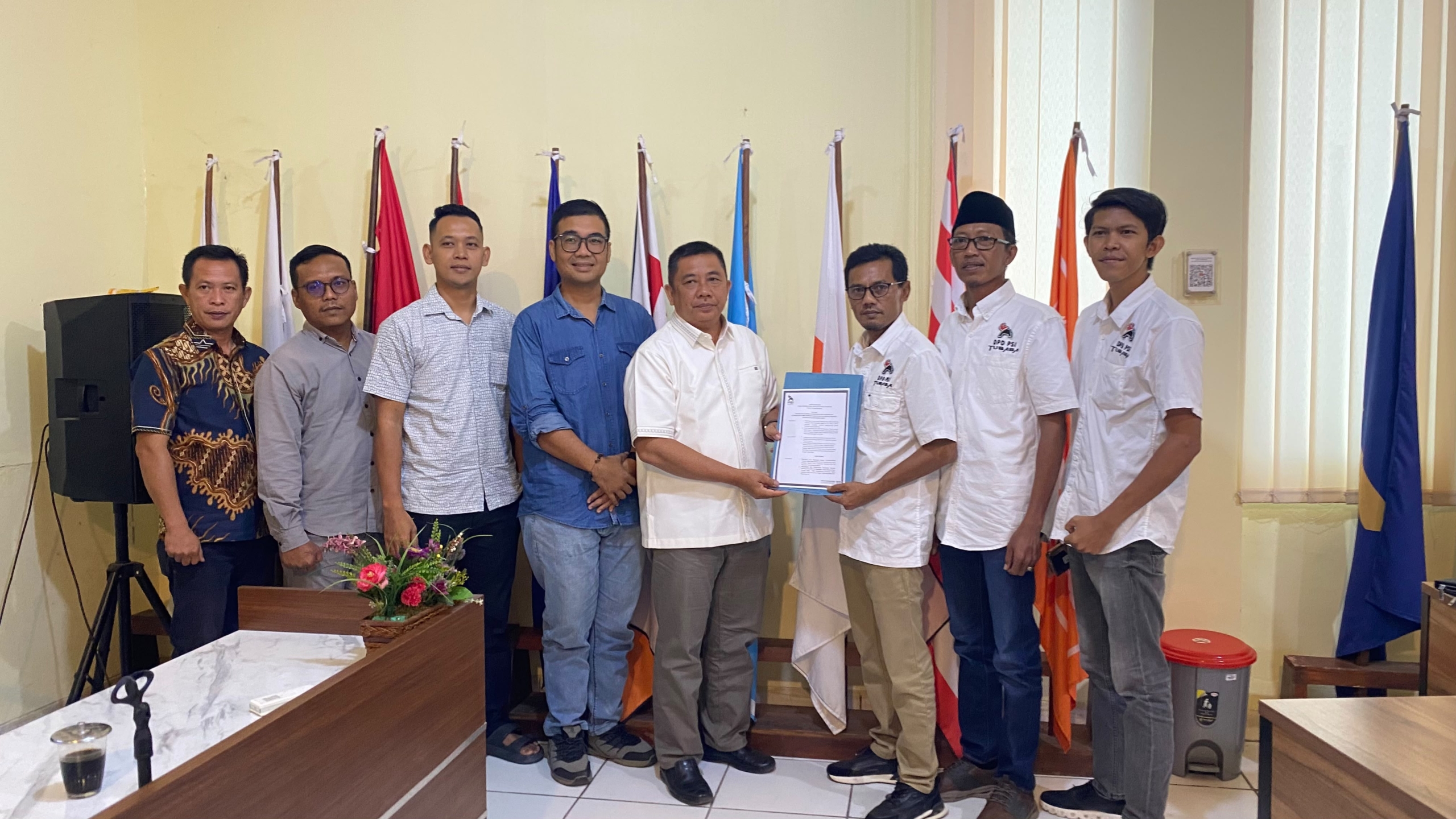 Ketua (DPD) Partai Solidaritas Indonesia PSI Tubaba Resmi Serahkan Surat Keputusan SK Kepada KPUD Tubaba.