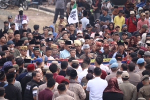 Ribuan Massa Buay Bulan Bersatu Geruduk Pemda dan DPRD Tubaba, Desak Mediasi dengan PTPN I