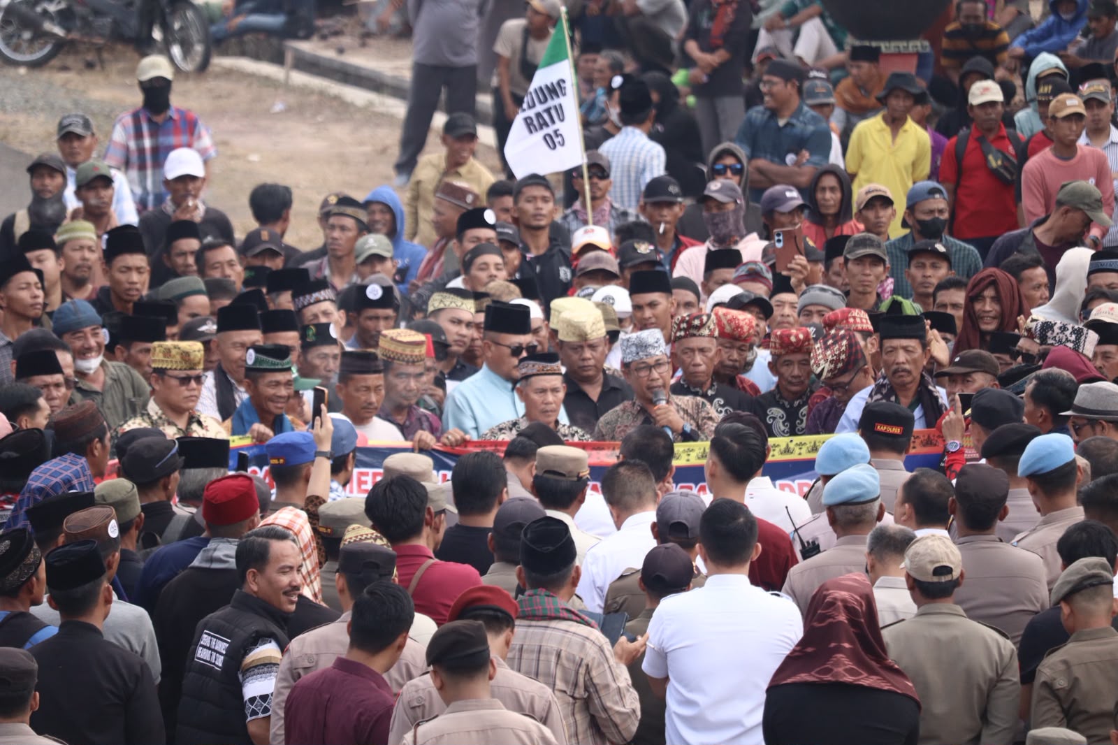 Ribuan Massa Buay Bulan Bersatu Geruduk Pemda dan DPRD Tubaba, Desak Mediasi dengan PTPN I