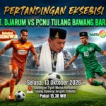 Poster pertandingan eksebisi PT Djarum melawan PCNU Tulang Bawang Barat dengan KH Nurhadi, Ketua PCNU Tubaba, di tengah lapangan sepak bola dan logo Warta Edukasi.